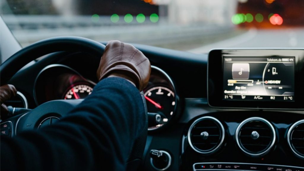 La DGT te multará con hasta 80 euros si conduces con estos complementos de moda 147 Motor16 Reglamento