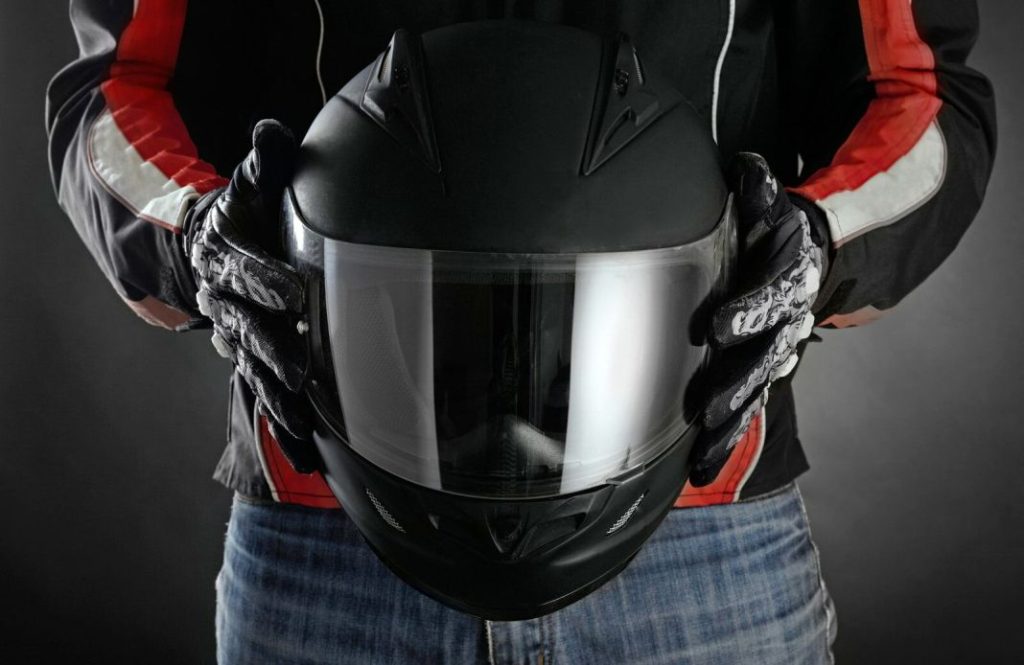 El truco infalible para saber si un casco de moto te queda bien llega desde Japón. Y es sencillísimo 98 Motor16 truco