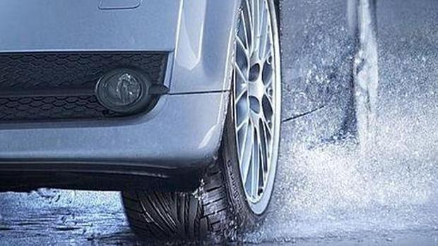 Cuida tus neumáticos: 12 consejos esenciales para mantenerlos y evitar accidentes y multas 3 Motor16 lluvia Motor16
