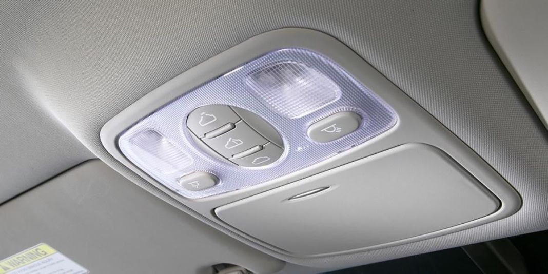 El misterio por el que la luz interior de tu coche se queda encendida cuando lo cierras 2 Motor16 ¿QUÉ HACER SI LA LUZ NO SE APAGA?