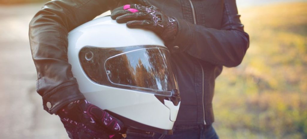 El truco infalible para saber si un casco de moto te queda bien llega desde Japón. Y es sencillísimo 101 Motor16 cabeza