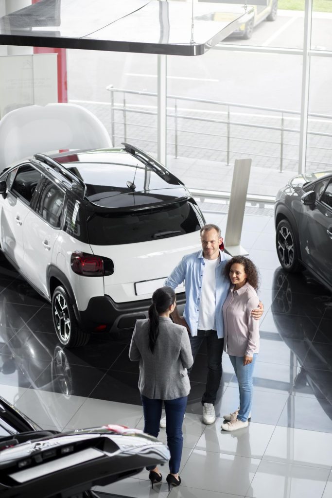 ADAS: Los clientes no valoran su disponibilidad en la compra del coche, según los comerciales 3 Motor16 pareja buscando coche nuevo concesionario Motor16