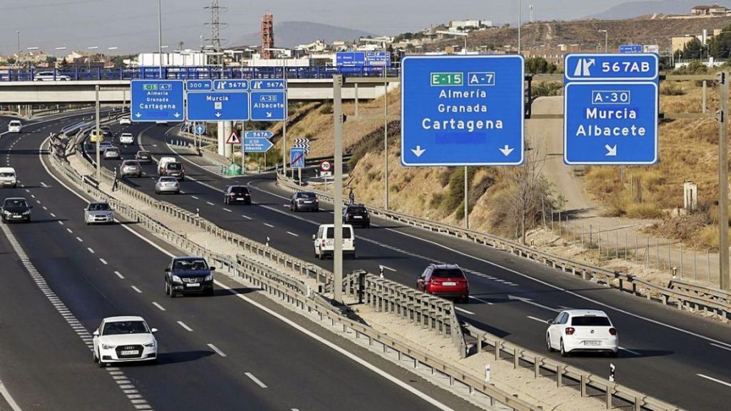 La forma que tienes de conducir en autovías y autopistas desde ahora te va a costar una multa 30 Motor16 DGT