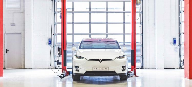 Talleres oficiales: El motivo por el que el 40% de los clientes no vuelven a llevar su coche tras la primera revisión 68 Motor16 tesla tienda taller 0917 Motor16