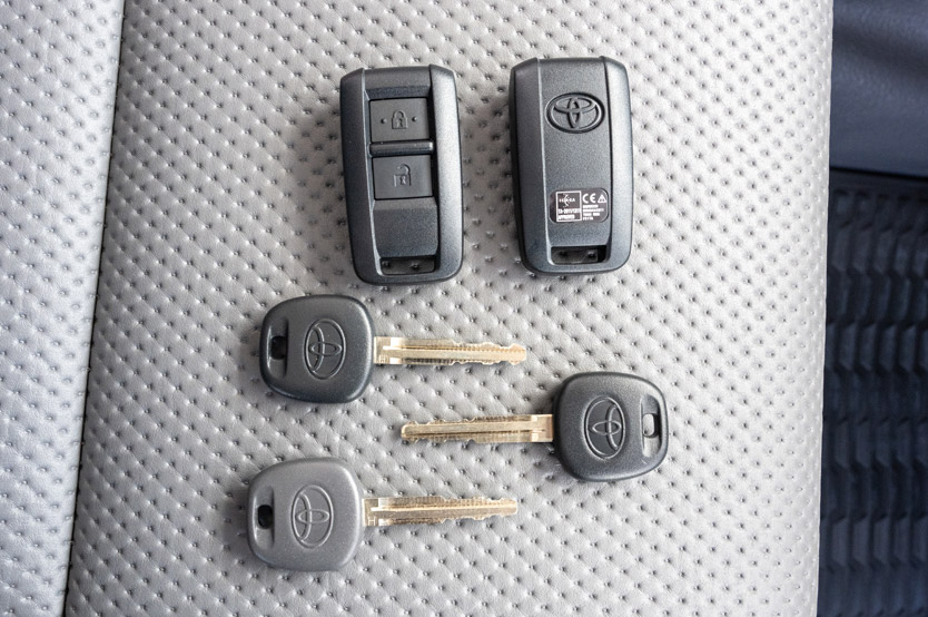 Este Toyota Land Cruiser es un cine móvil y se vende en la Península Ibérica 62 Motor16 toyota land cruiser 70 cine movil 1 Motor16