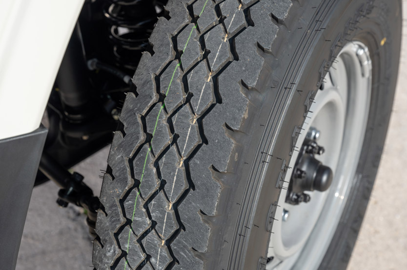 Este Toyota Land Cruiser es un cine móvil y se vende en la Península Ibérica 53 Motor16 toyota land cruiser 70 cine movil 10 Motor16