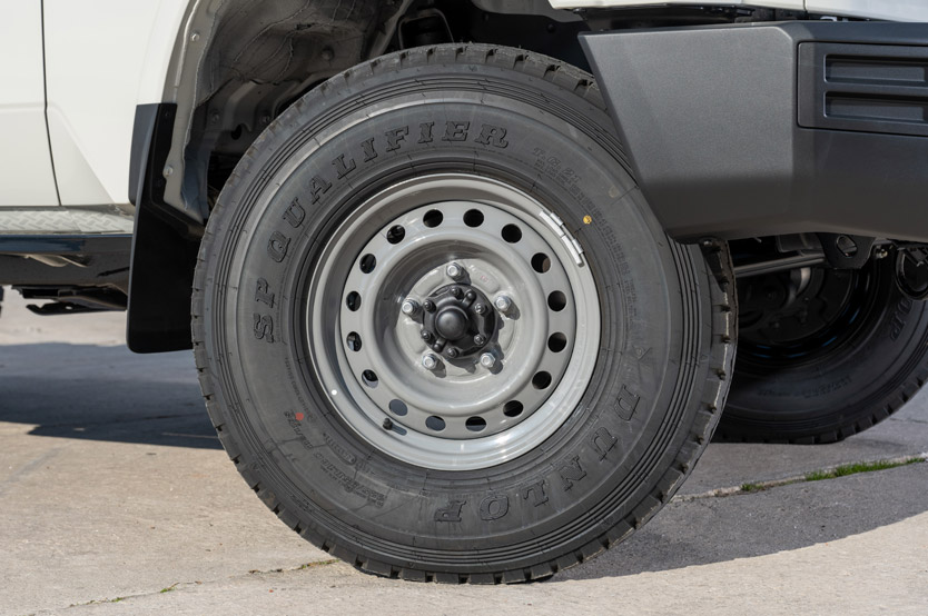 Este Toyota Land Cruiser es un cine móvil y se vende en la Península Ibérica 52 Motor16 toyota land cruiser 70 cine movil 11 Motor16