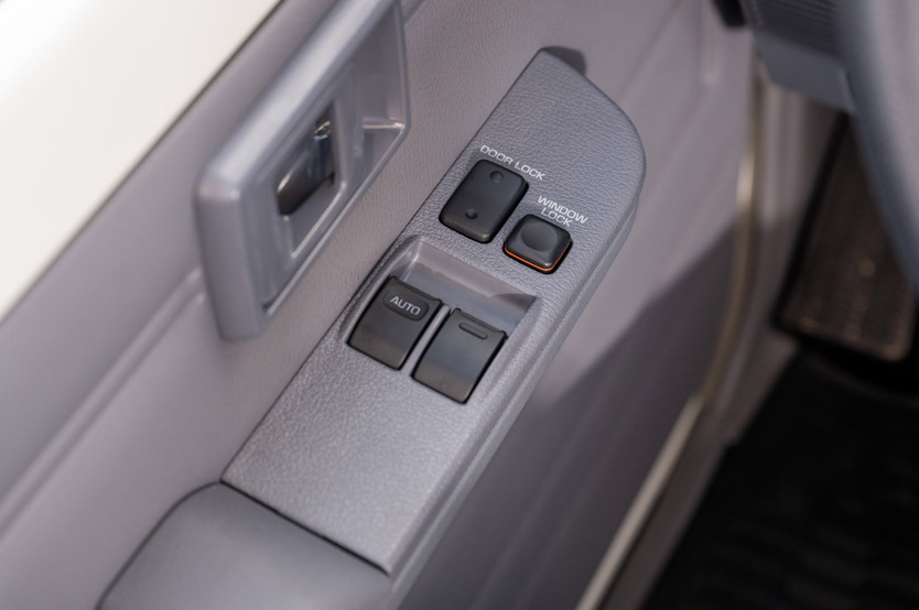 Este Toyota Land Cruiser es un cine móvil y se vende en la Península Ibérica 51 Motor16 toyota land cruiser 70 cine movil 12 Motor16