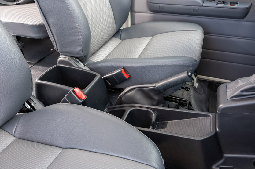 Este Toyota Land Cruiser es un cine móvil y se vende en la Península Ibérica 50 Motor16 toyota land cruiser 70 cine movil 13 Motor16