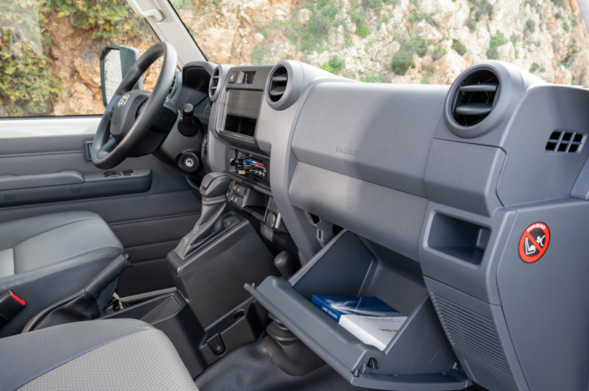 Este Toyota Land Cruiser es un cine móvil y se vende en la Península Ibérica 48 Motor16 toyota land cruiser 70 cine movil 15 Motor16