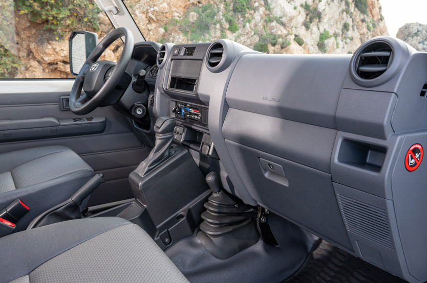 Este Toyota Land Cruiser es un cine móvil y se vende en la Península Ibérica 47 Motor16 toyota land cruiser 70 cine movil 16 Motor16