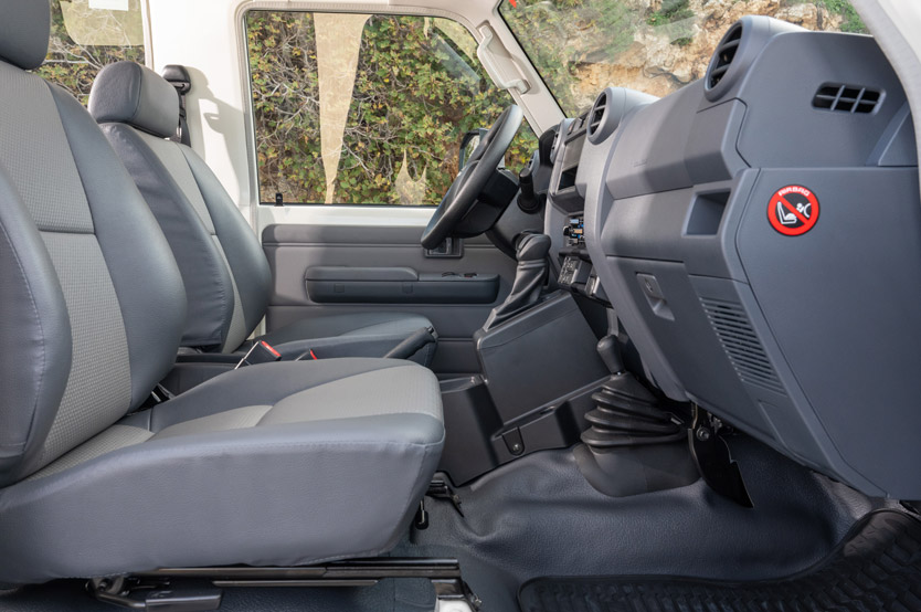 Este Toyota Land Cruiser es un cine móvil y se vende en la Península Ibérica 46 Motor16 toyota land cruiser 70 cine movil 17 Motor16