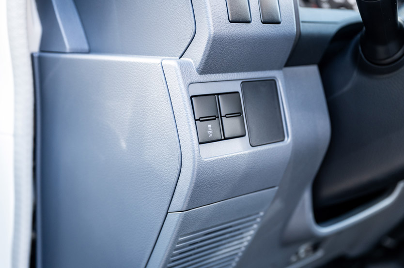 Este Toyota Land Cruiser es un cine móvil y se vende en la Península Ibérica 45 Motor16 toyota land cruiser 70 cine movil 18 Motor16