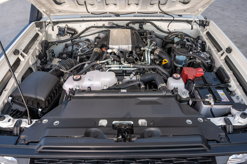 Este Toyota Land Cruiser es un cine móvil y se vende en la Península Ibérica 4 Motor16 toyota land cruiser 70 cine movil 2 Motor16