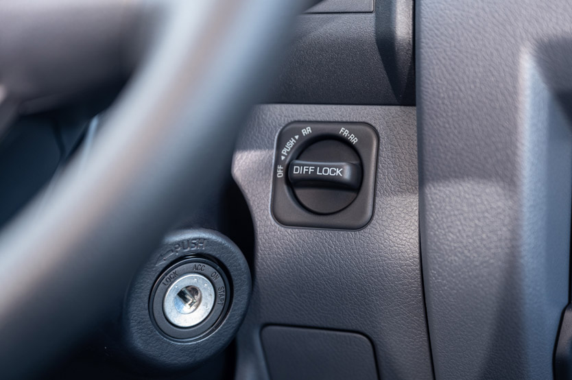 Este Toyota Land Cruiser es un cine móvil y se vende en la Península Ibérica 43 Motor16 toyota land cruiser 70 cine movil 20 Motor16