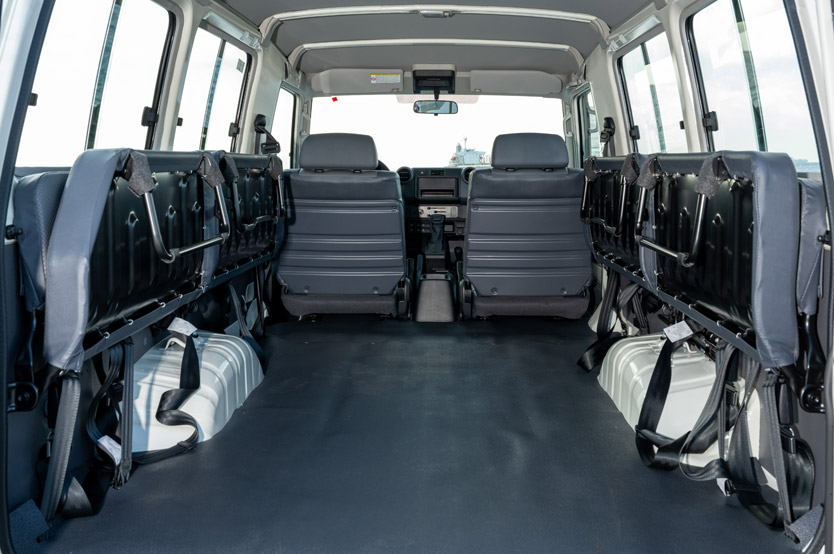 Este Toyota Land Cruiser es un cine móvil y se vende en la Península Ibérica 34 Motor16 toyota land cruiser 70 cine movil 29 Motor16