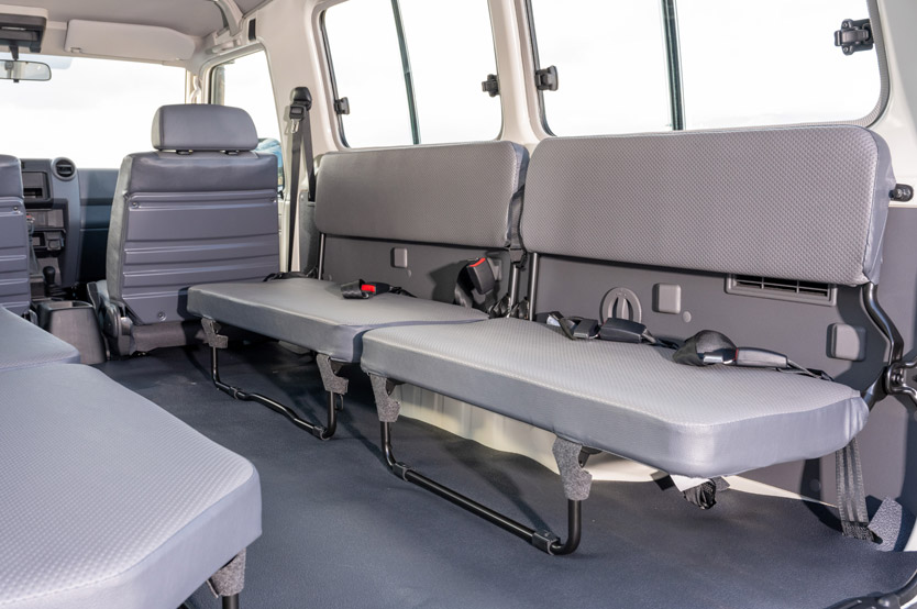 Este Toyota Land Cruiser es un cine móvil y se vende en la Península Ibérica 33 Motor16 toyota land cruiser 70 cine movil 30 Motor16