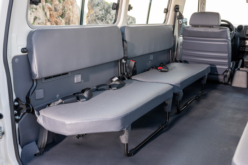 Este Toyota Land Cruiser es un cine móvil y se vende en la Península Ibérica 32 Motor16 toyota land cruiser 70 cine movil 31 Motor16