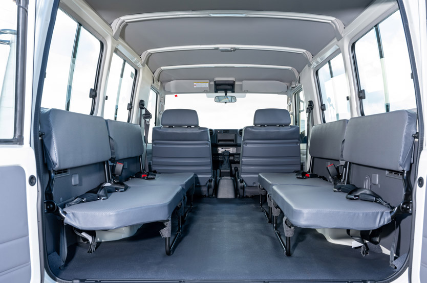 Este Toyota Land Cruiser es un cine móvil y se vende en la Península Ibérica 31 Motor16 toyota land cruiser 70 cine movil 32 Motor16