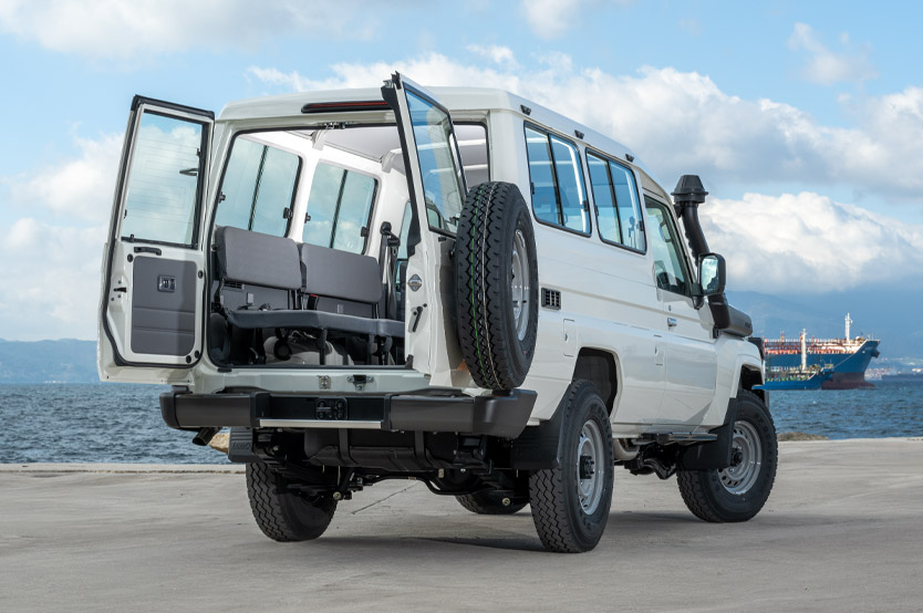 Este Toyota Land Cruiser es un cine móvil y se vende en la Península Ibérica 14 Motor16 toyota land cruiser 70 cine movil 33 Motor16