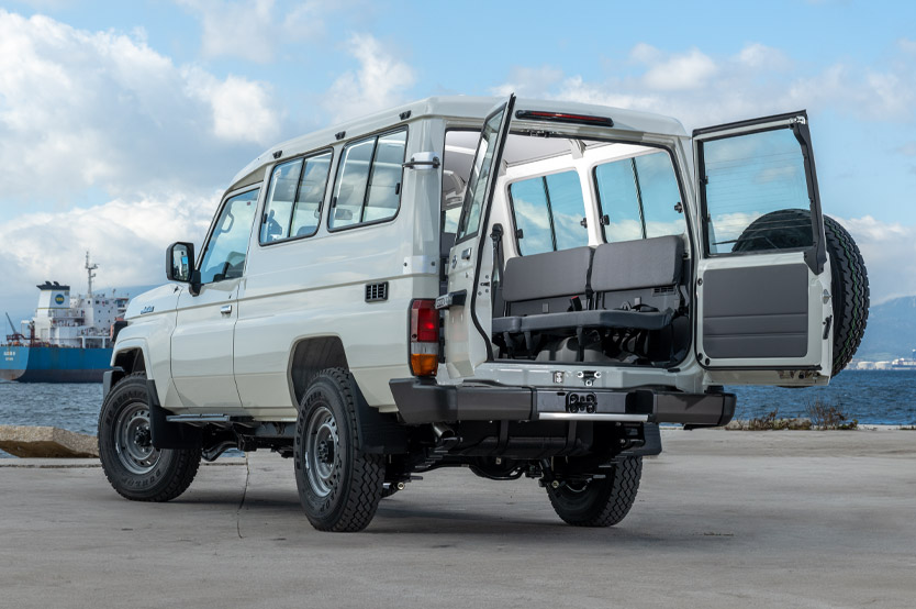 Este Toyota Land Cruiser es un cine móvil y se vende en la Península Ibérica 13 Motor16 toyota land cruiser 70 cine movil 35 Motor16