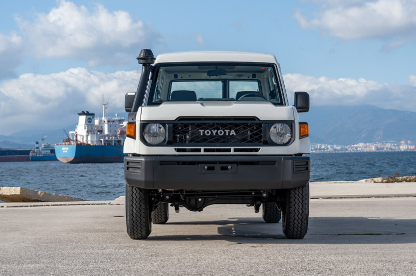 Este Toyota Land Cruiser es un cine móvil y se vende en la Península Ibérica 1 Motor16 toyota land cruiser 70 cine movil 38 Motor16