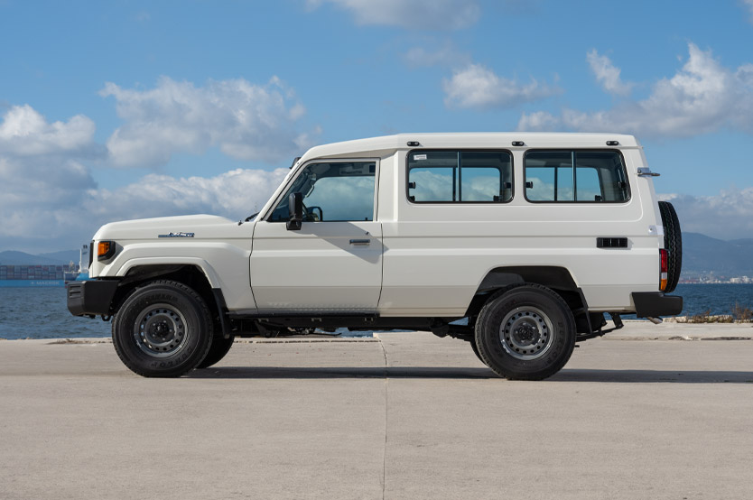 Este Toyota Land Cruiser es un cine móvil y se vende en la Península Ibérica 5 Motor16 toyota land cruiser 70 cine movil 39 Motor16