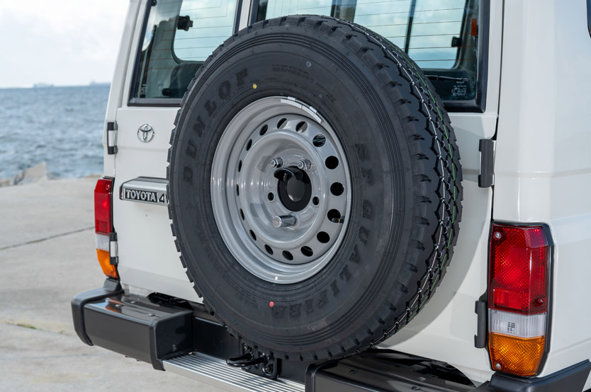 Este Toyota Land Cruiser es un cine móvil y se vende en la Península Ibérica 59 Motor16 toyota land cruiser 70 cine movil 4 Motor16