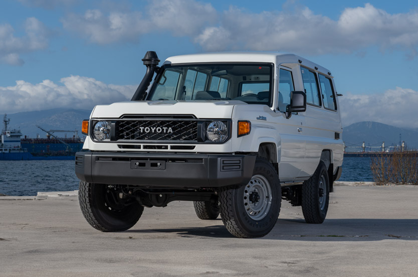 Este Toyota Land Cruiser es un cine móvil y se vende en la Península Ibérica 7 Motor16 toyota land cruiser 70 cine movil 41 Motor16