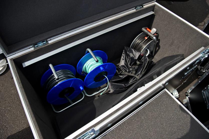 Este Toyota Land Cruiser es un cine móvil y se vende en la Península Ibérica 28 Motor16 toyota land cruiser 70 cine movil 44 Motor16