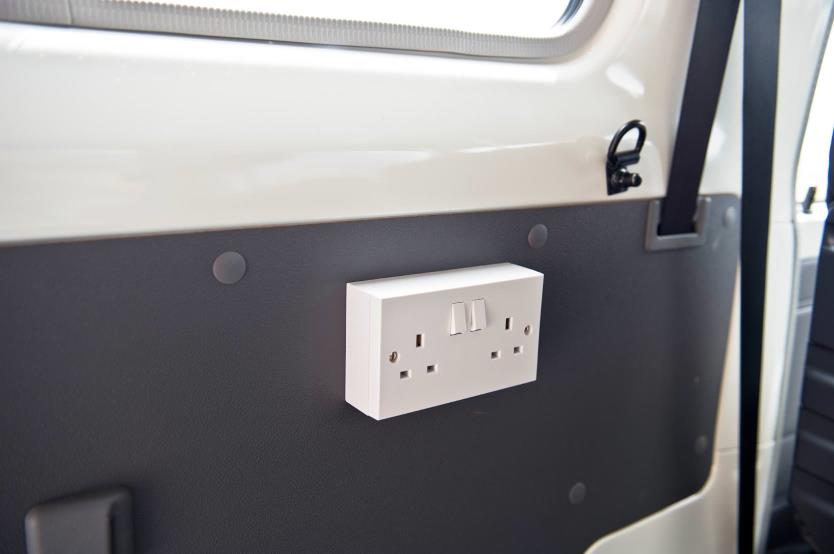 Este Toyota Land Cruiser es un cine móvil y se vende en la Península Ibérica 27 Motor16 toyota land cruiser 70 cine movil 45 Motor16