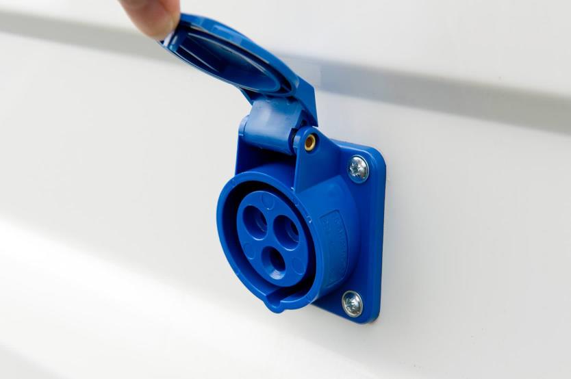 Este Toyota Land Cruiser es un cine móvil y se vende en la Península Ibérica 26 Motor16 toyota land cruiser 70 cine movil 46 Motor16