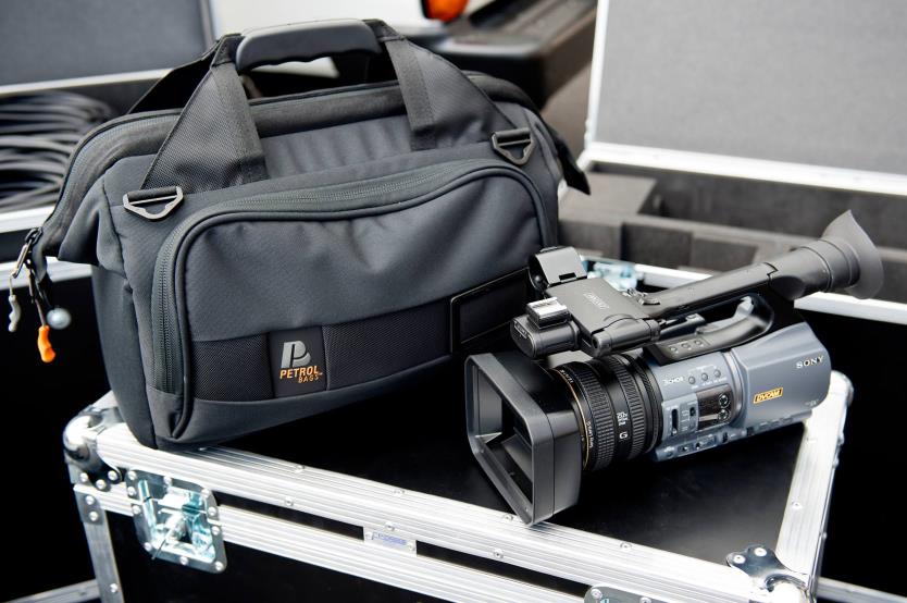 Este Toyota Land Cruiser es un cine móvil y se vende en la Península Ibérica 25 Motor16 toyota land cruiser 70 cine movil 47 Motor16