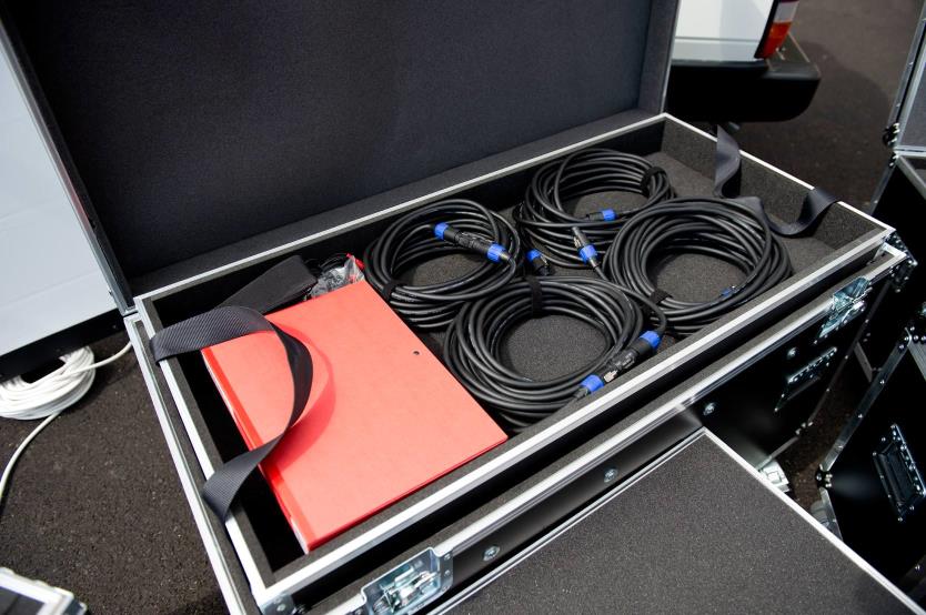 Este Toyota Land Cruiser es un cine móvil y se vende en la Península Ibérica 24 Motor16 toyota land cruiser 70 cine movil 48 Motor16