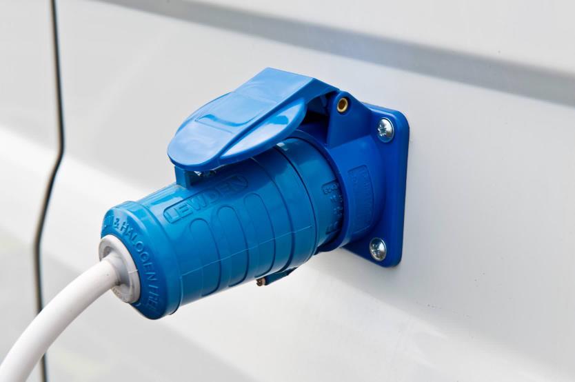 Este Toyota Land Cruiser es un cine móvil y se vende en la Península Ibérica 23 Motor16 toyota land cruiser 70 cine movil 49 Motor16