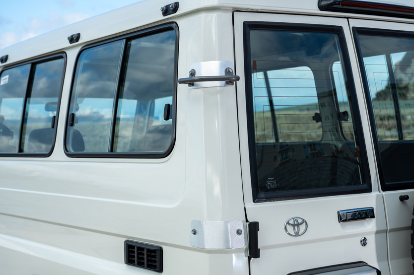 Este Toyota Land Cruiser es un cine móvil y se vende en la Península Ibérica 58 Motor16 toyota land cruiser 70 cine movil 5 Motor16