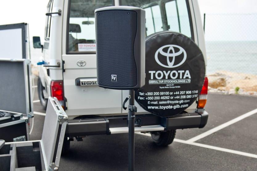 Este Toyota Land Cruiser es un cine móvil y se vende en la Península Ibérica 20 Motor16 toyota land cruiser 70 cine movil 52 Motor16