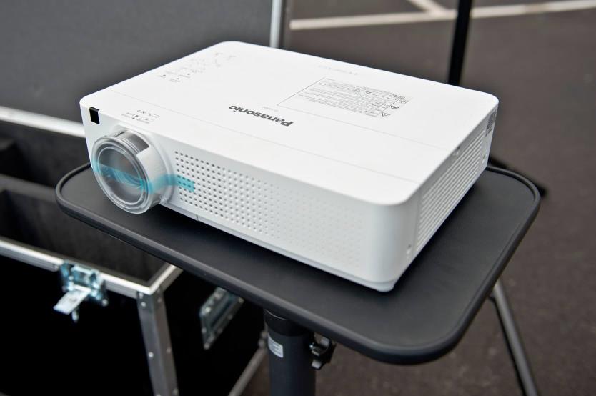 Este Toyota Land Cruiser es un cine móvil y se vende en la Península Ibérica 19 Motor16 toyota land cruiser 70 cine movil 53 Motor16