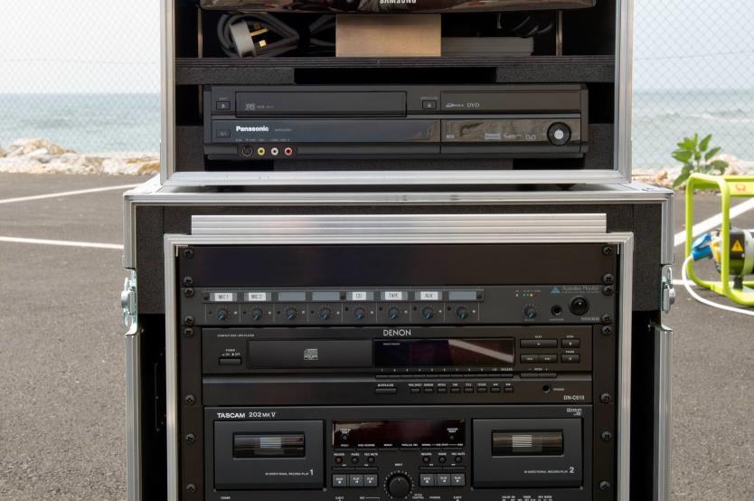 Este Toyota Land Cruiser es un cine móvil y se vende en la Península Ibérica 18 Motor16 toyota land cruiser 70 cine movil 54 Motor16