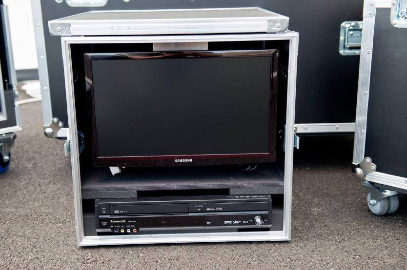 Este Toyota Land Cruiser es un cine móvil y se vende en la Península Ibérica 17 Motor16 toyota land cruiser 70 cine movil 56 Motor16