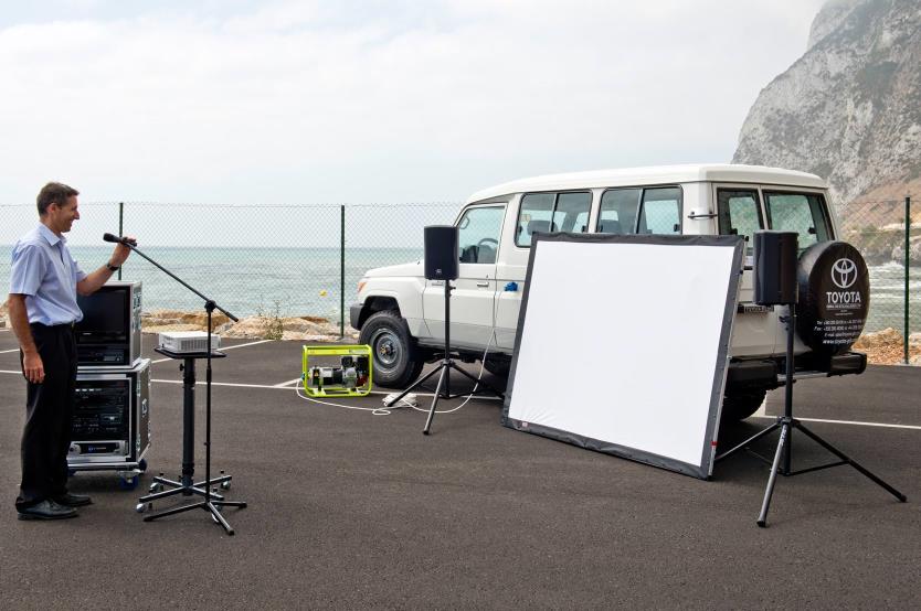 Este Toyota Land Cruiser es un cine móvil y se vende en la Península Ibérica 6 Motor16 toyota land cruiser 70 cine movil 57 Motor16