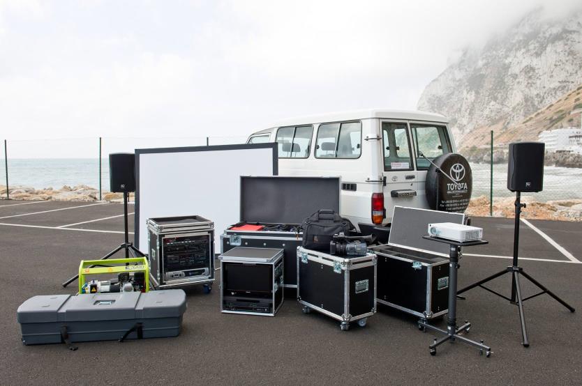 Este Toyota Land Cruiser es un cine móvil y se vende en la Península Ibérica 16 Motor16 toyota land cruiser 70 cine movil 58 Motor16