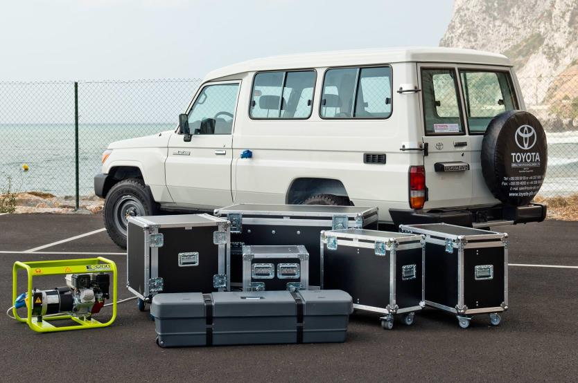 Este Toyota Land Cruiser es un cine móvil y se vende en la Península Ibérica 15 Motor16 toyota land cruiser 70 cine movil 59 Motor16