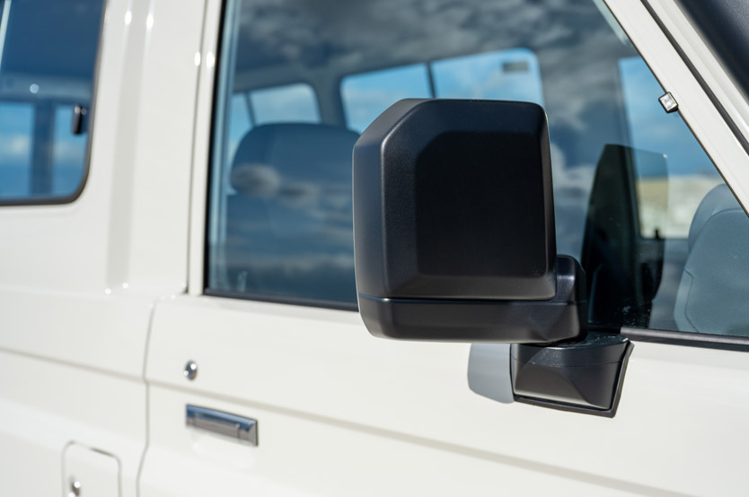 Este Toyota Land Cruiser es un cine móvil y se vende en la Península Ibérica 56 Motor16 toyota land cruiser 70 cine movil 7 Motor16