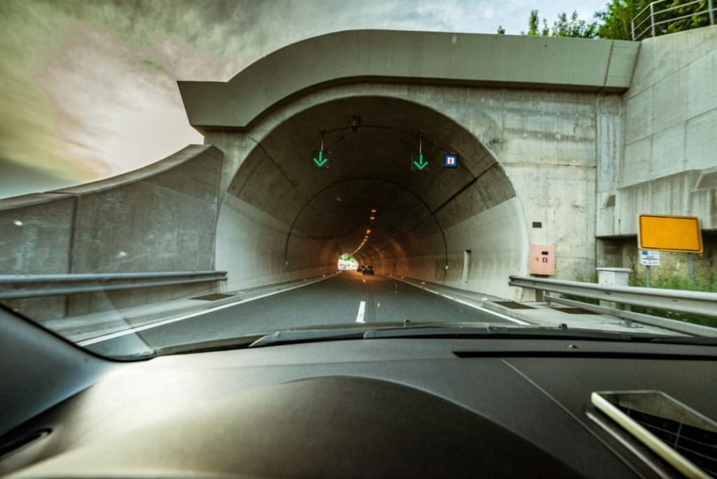 Así es como la DGT quiere que circules dentro de un túnel 3 Motor16 EDUCACIÓN Y CONCIENCIACIÓN CIUDADANA