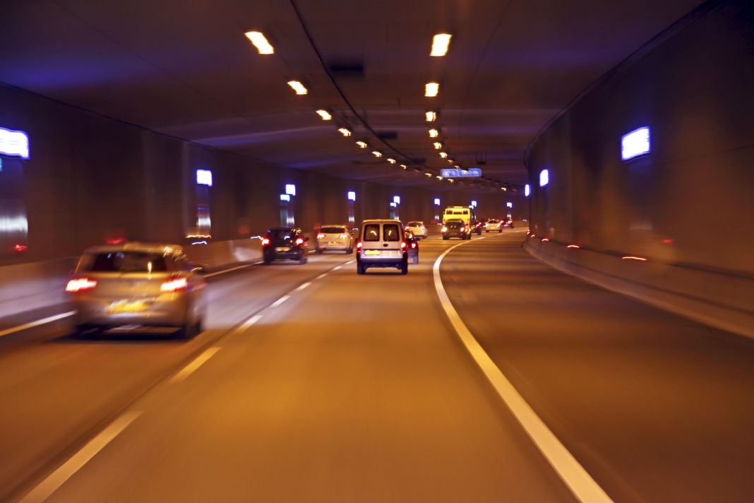Así es como la DGT quiere que circules dentro de un túnel 1 Motor16 SEGURIDAD A TRAVÉS DEL MANTO PÉTREO: ¿QUÉ DICE LA DGT?