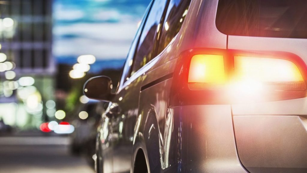 Esta promete ser la multa estrella de la DGT en 2024: Y tiene mucho que ver con los intermitentes de tu coche 240 Motor16 usarlos