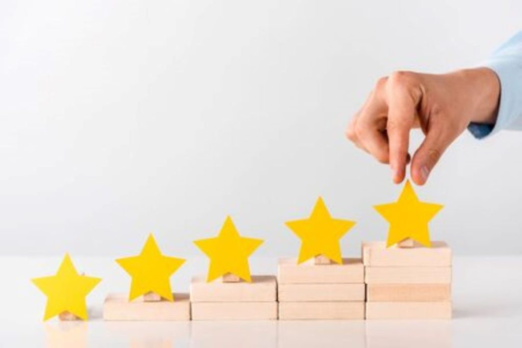 134984440 vista recortada del hombre tocando la estrella amarilla en blanco Motor16