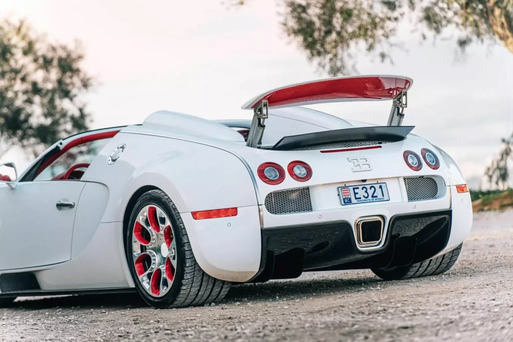 Con este Bugatti Veyron Grand Sport, alguien ha estrenado Año del Dragón como se merece 16 Motor16 2012 Bugatti Veyron Grand Sport Wei Long Collecting Cars 13 Motor16