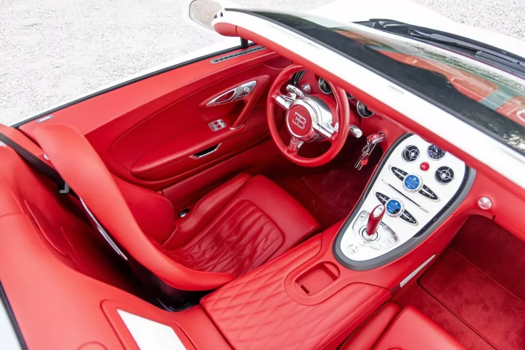 Con este Bugatti Veyron Grand Sport, alguien ha estrenado Año del Dragón como se merece 2 Motor16 2012 Bugatti Veyron Grand Sport Wei Long Collecting Cars. Imagen interior.